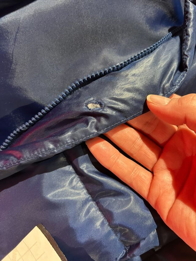 これからダウンウェアが活躍する季節。

気づかないうちに小さな穴が空いていること、ありませんか？

羽毛が出はじめても、つい放置しがち。
けれど、そのままにしておくと穴は広がり、
大切な1着を台無しにしてしまいます。

パーフェクタムなら、貼るだけでその場でリペア。
穴をふさぐことで、また冬を一緒に過ごせる。

今週末開催のわくにこフェスのぐるぐるふくいブースでは、
「ダウン穴のリペア」を緊急開催します。

冬が来る前に、ご自身のダウンウェアをチェックしてみてください。
会場では 黒色のリペアシート、パッチをご用意しています。

🗓️10/5 10ー16時
📍金津創作の森美術館

#パーフェクタム #ダウンリペア #お気に入りを長く #リペアパッチ
#わくにこ2025 
#わくわくにっこりロハスマーケット2025 
#ぐるぐるふくい