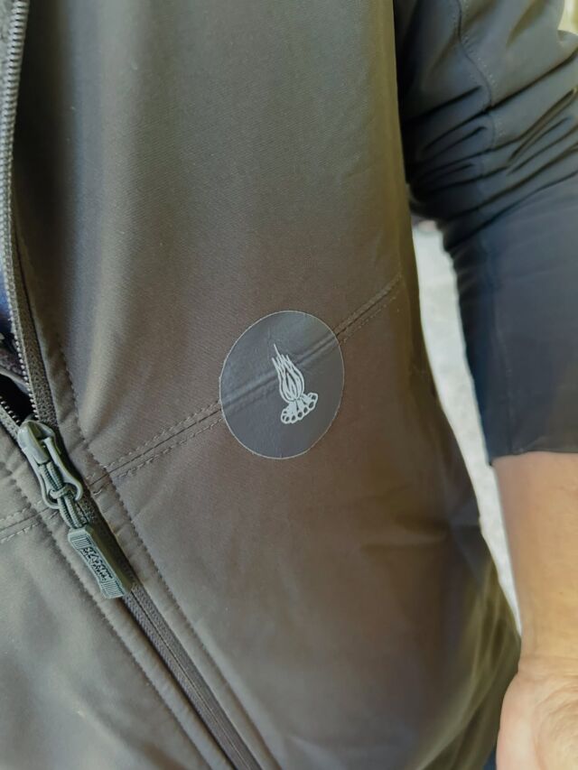 タバコでやってしまった小さな穴をパーフェクタムで簡単リペア。

そんな使い方をしていただいた方と偶然再会

何ヶ月か経過してますが、しっかりついてます！